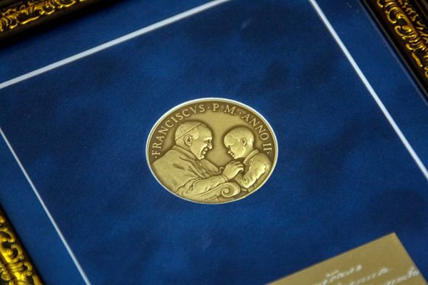 ​Аман Тулеев получил медаль от Папы Римского