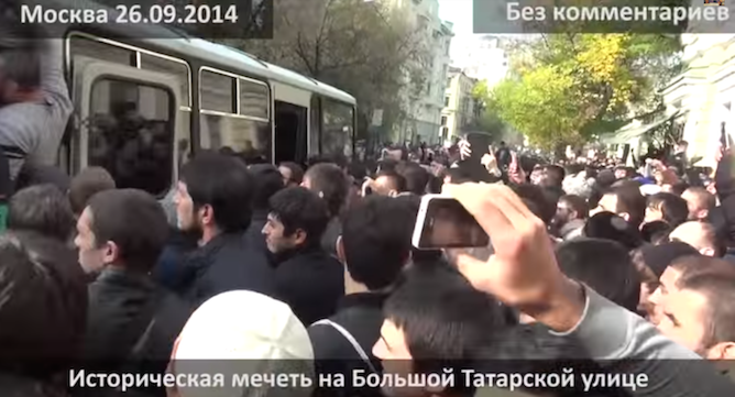 После Джум'а в исторической мечети Москвы мусульмане освободили своего брата 