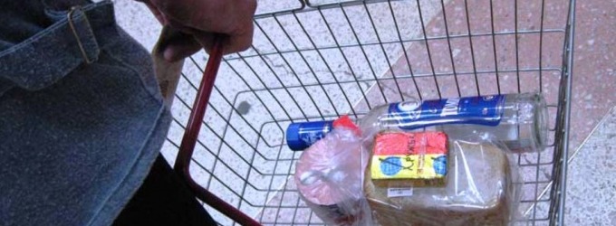 ​В магазинах для бедных контроль за качеством продукции обычно ниже