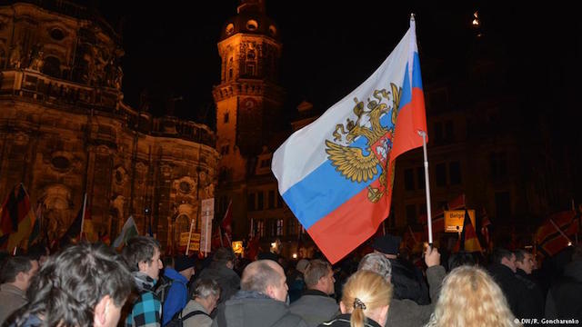Движение Pegida: с российскими флагами - против ислама и Меркель