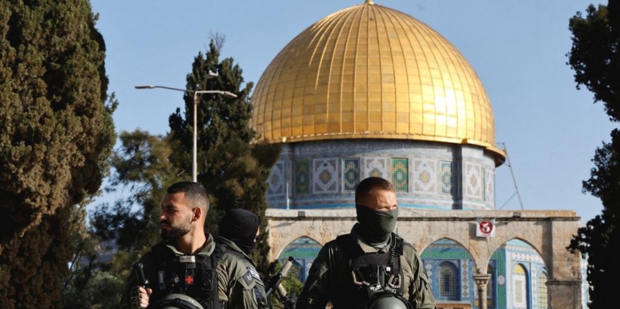 Сионистский режим намеревается превратить мечеть Аль-Аксу в синагогу.../ The Zionist regime intends to turn the Al-Aqsa Mosque into a synagogue.../ Regjimi Sionist synon ta kthejё Xhaminё Al-Aksa nё njё sinagogё...