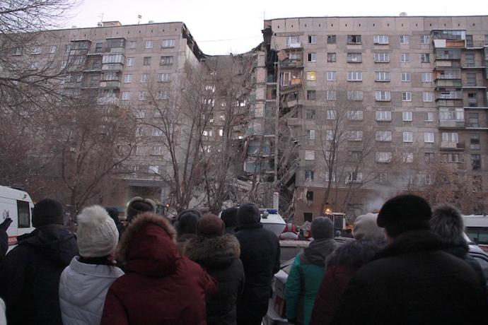 После разрушения дома в Магнитогорске под завалами остаётся очень много людей