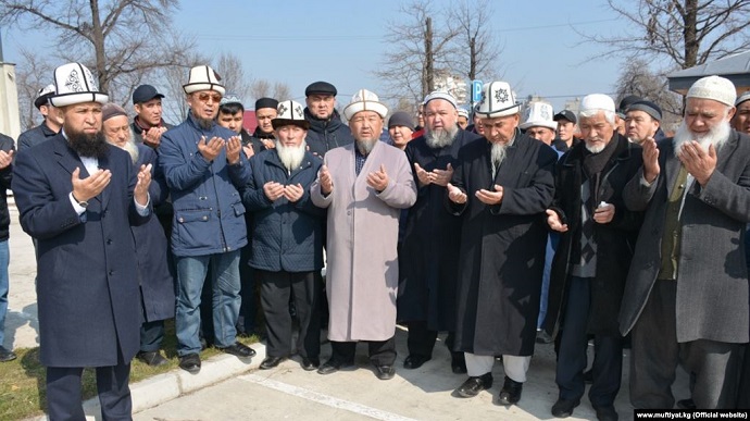 В главной мечети Кыргызстана принесли в жертву двух телят, чтобы остановить распространение коронавируса