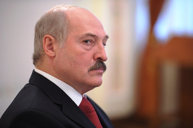 Лукашенко призвал перестать молиться на Россию