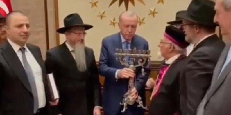 Реджеп Тайип Эрдоган мечется между двух огней...