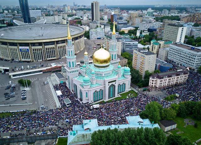 Более четверти миллиона мусульман совершили намаз у соборной мечети в Москве