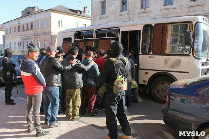 В России начались массовые проверки мигрантов 
