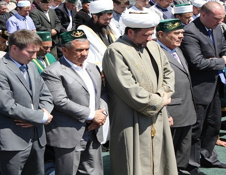 Даже когда молишься, надо держать руки по швам?
