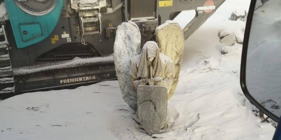 Бесхозная статуя ангела долгое время лежала в вахтовом поселке в Якутии