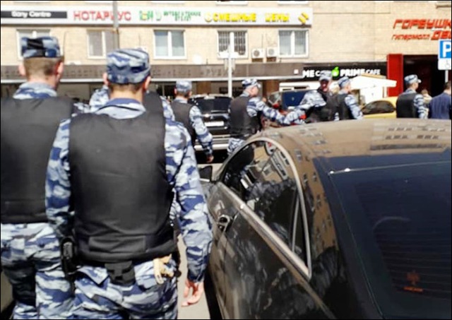 Полицейские провели облаву на мигрантов на рынке «Горбушка» в Москве