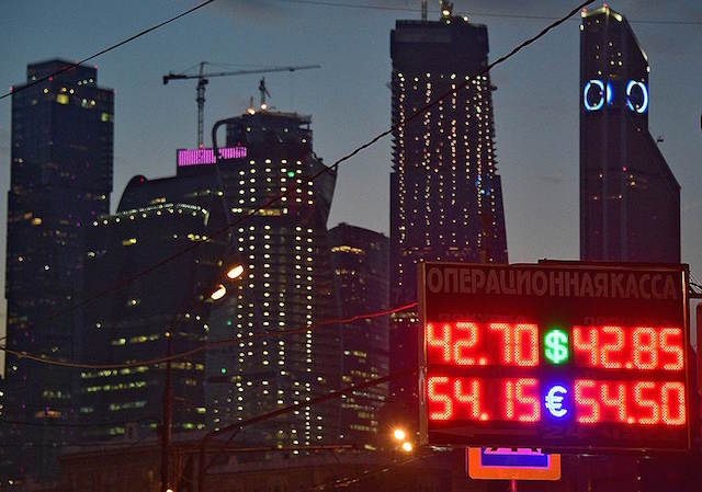 Курс доллара и евро продолжают расти