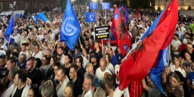 Албанская оппозиция вышла на улицы Тираны...