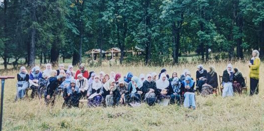 Мусульманки - бойцы невидимого фронта... / Muslim women are fighters of the invisible front.../ Gratё muslimane janё luftёtare tё frontit tё padukshёm...