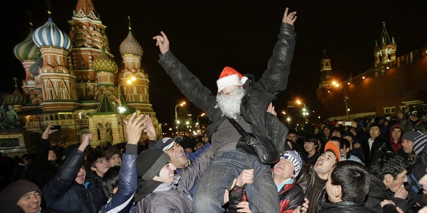 В ночь на 1 января в Питере и Москве прошли массовые задержания и облавы на мигрантов. Задержан таджикский дед мороз (колотун бобо)...