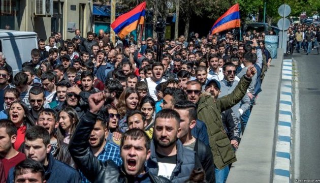 Армения идет к бархатной революции из-за избрания премьером Саргсяна, находящегося у власти 10 лет