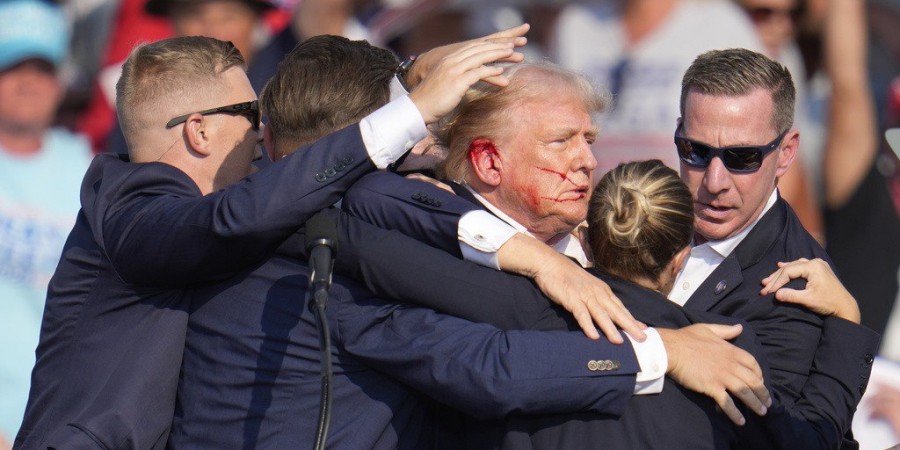 Ухо Трампа на всех обложках мировых СМИ