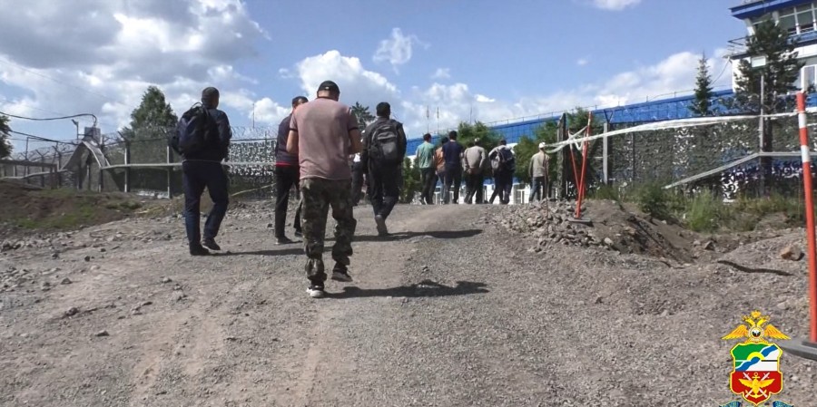 В Кузбассе мигрантов массово ставят на воинский учёт, тех кто уклоняется скоро лишат гражданства и выдворят из РФ вместе с семьёй...