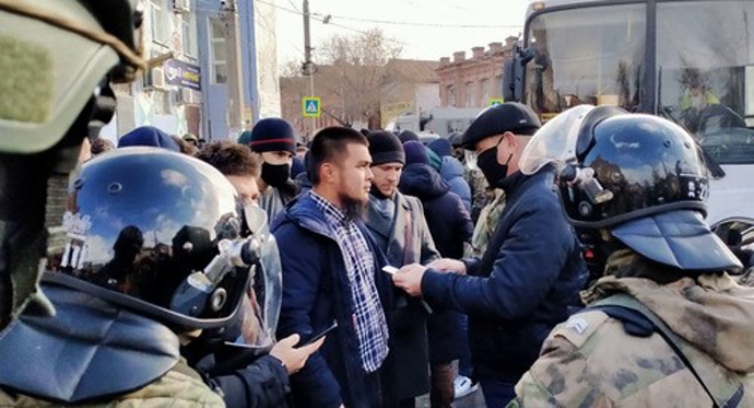 Силовики задержали десятки верующих у мечети в Астрахани  