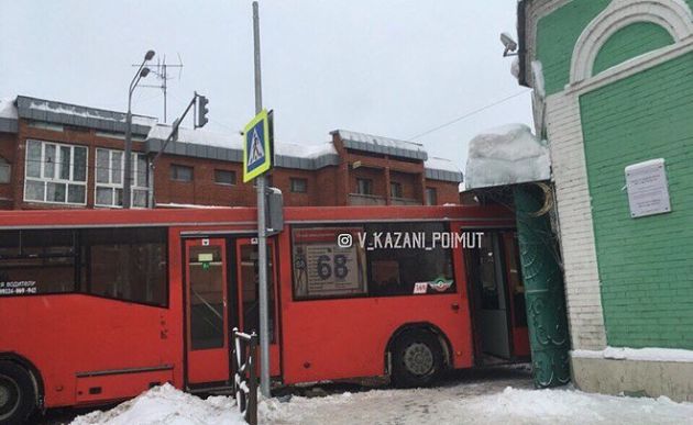 Автобус въехал в мечеть в Казани, а в Москве наехал на пешеходов