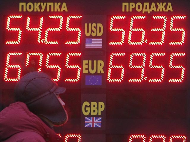 Доллар перешагнул 55 рублёвый рубеж, евро стремится к 70