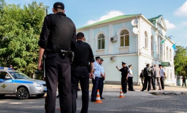 В Крыму продолжаются массовые обыски, сообщает портал 