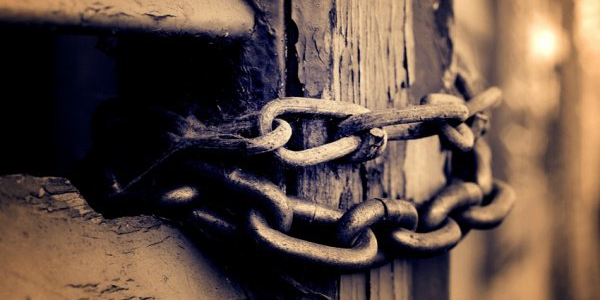 Почему люди грешат в Рамадан, если шайтаны закованы в цепи?