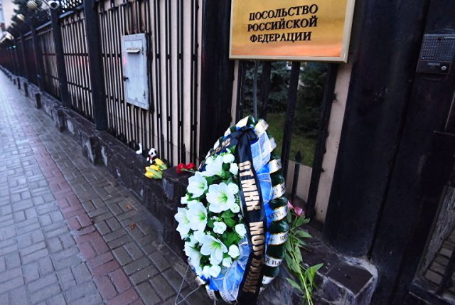 В Душанбе почтили память погибших при пожаре в Кемерово