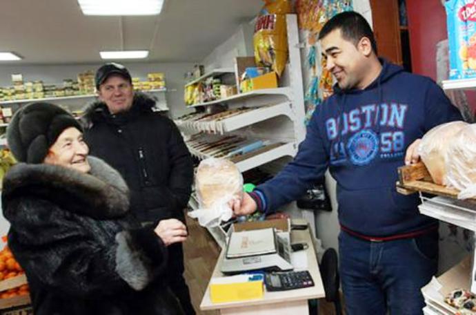 На Алтае таджикистанец организовал бесплатную раздачу хлеба пенсионерам