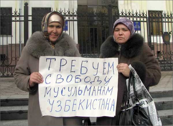 Узбекистан: В Ташкенте милиция задерживает женщин в хиджабах
