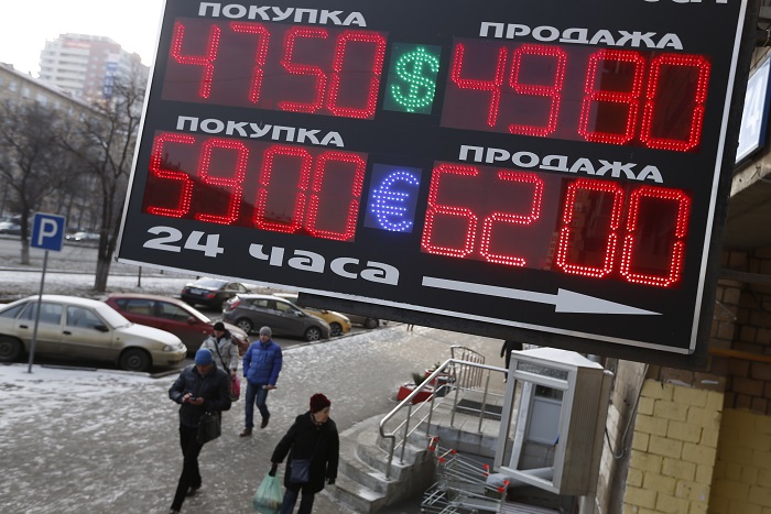 Курс евро превысил 62 рубля, доллар перешагнул 50 рублёвый рубеж, а юань более 8 рублей