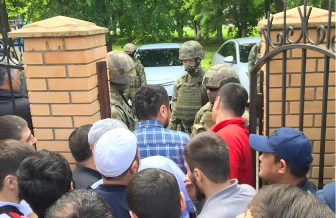 В Домодедово зелёные человечики с оружием заблокировали мечеть 