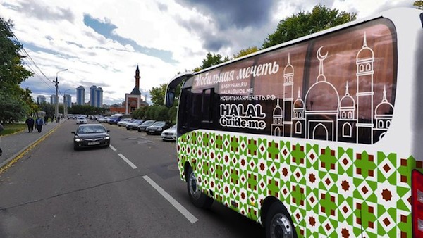Мусульмане Москвы с одобрением встретили появление на улицах столицы передвижной мечети