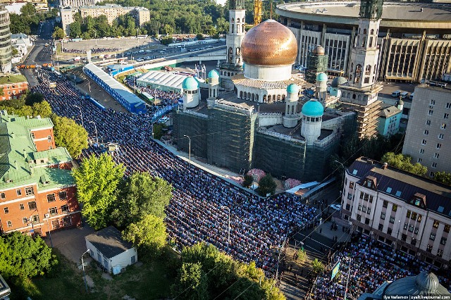​В Москве организованно отметили Ураза-байрам (ФОТО)