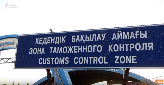 Жители затронутых погромами казахских сел бегут в соседнюю Киргизию