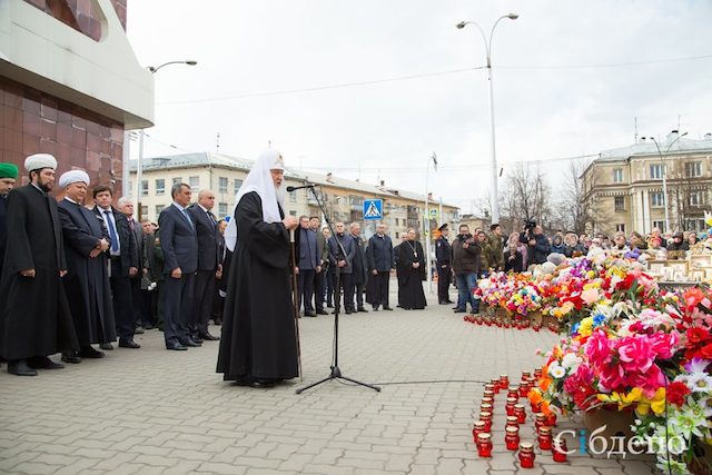 Патриарх Кирилл вместе с московским муфтием Кргановым и местным муфтием Бикчантаевым почтили память жертв 