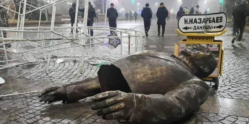 Памятник Елбасы пал под гимн Казахстана