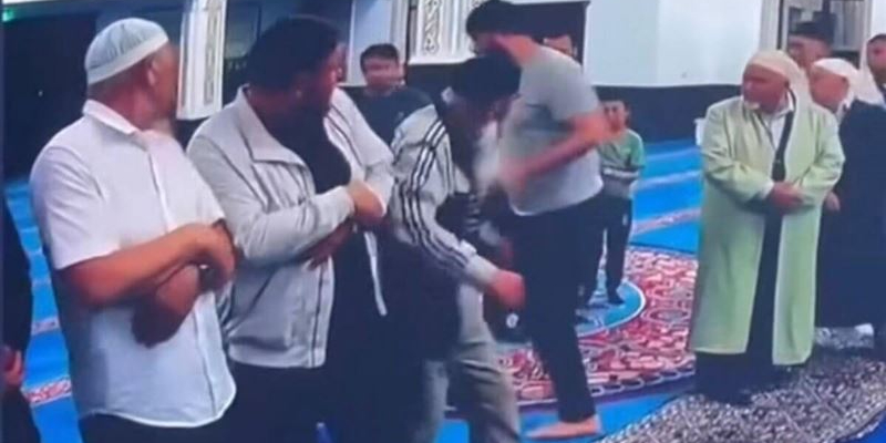 Один молящийся напал на другого молящегося
