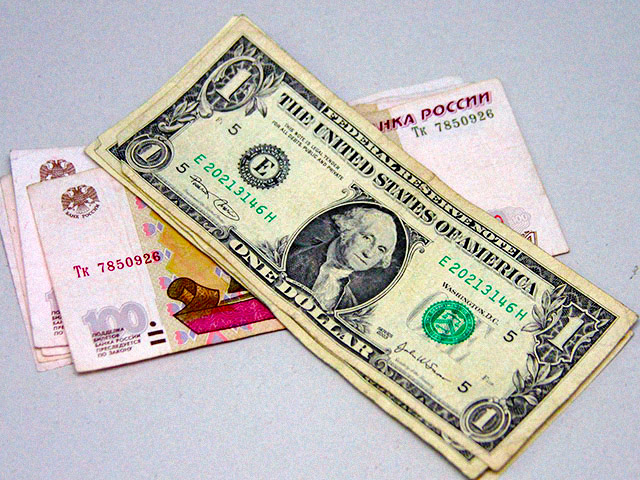 Рубль слабеет к основной валюте