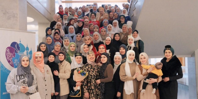 Взгляд мусульманских женщин на мусульманскую женскую одежду... / The view of Muslim women on Muslim women's clothing... / Pikёpamja e grave Myslimane pёr veshjet E grave Myslimane...