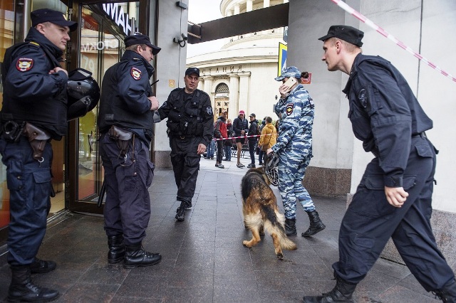 В России продолжают массово эвакуировать людей из-за сообщений о заложенных бомбах