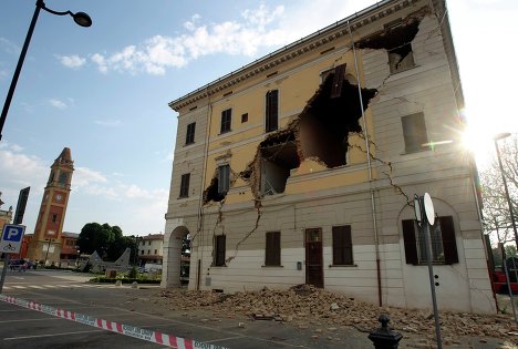 В Италии рухнули памятники архитектуры и заводы