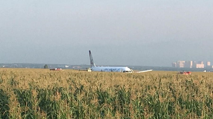 Авиалайнер Airbus «Уральских авиалиний» совершил вынужденную жесткую посадку в поле близ Москвы